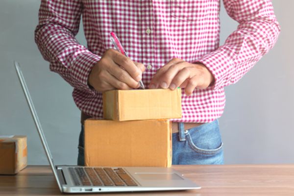 Post und Pakete anonym versenden: Symbolbild mit Torso und Paketen