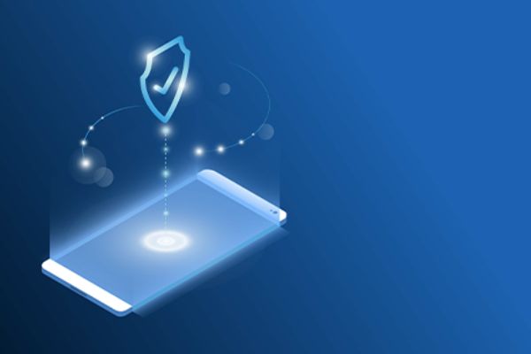 Cybersecurity-Symbol über einem Android-Smartphone