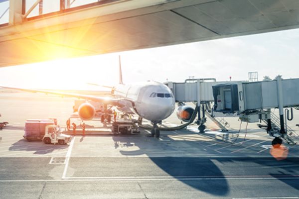 Flugzeug am Landeplatz vor Einstiegsschleuse 