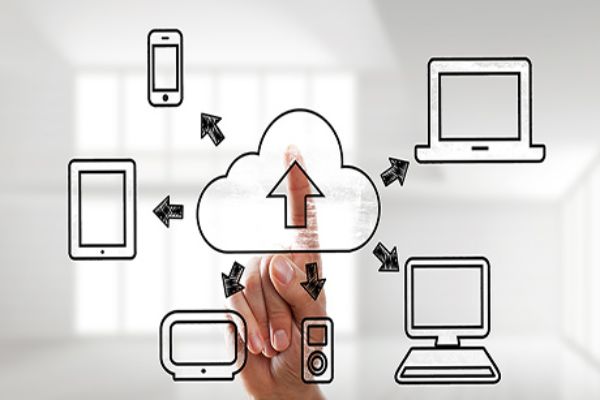 Verschiedene IT-Endgeräte symbolisch um ein Cloud-Symbol angeordnet