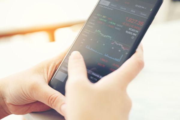 Smartphone-Display zeigt Trading App