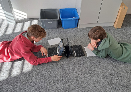 2 Schüler mit Tablets bei einer online Schnitzeljagd