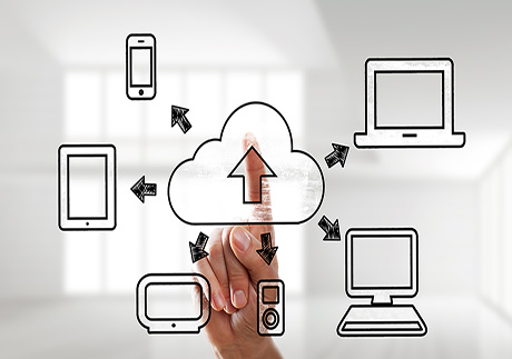 Verschiedene IT-Endgeräte symbolisch um ein Cloud-Symbol angeordnet