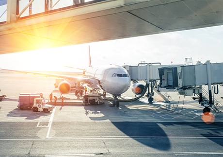 Flugzeug am Landeplatz vor einer EInstiegsschleuse