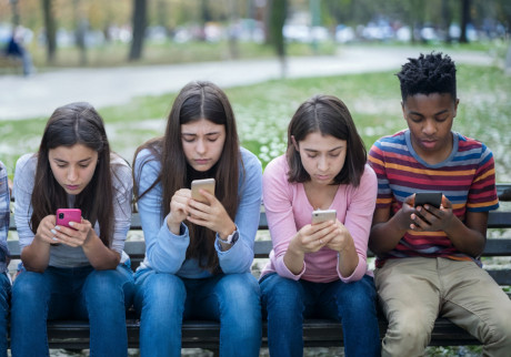 Kinder mit Smartphones