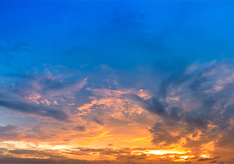 Ansicht des Himmels in strahlenden Farben bei Sonnenaufgang 